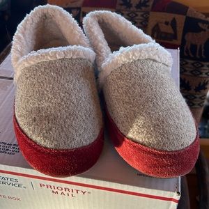Acorn slippers size 8-9